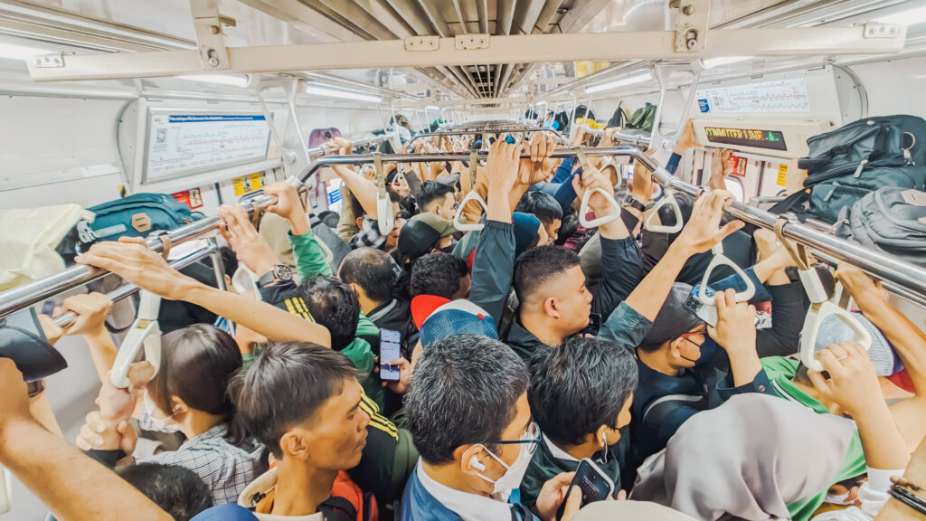 混雑する電車内