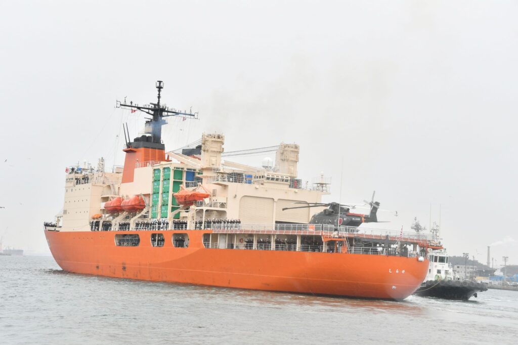砕氷艦「しらせ」