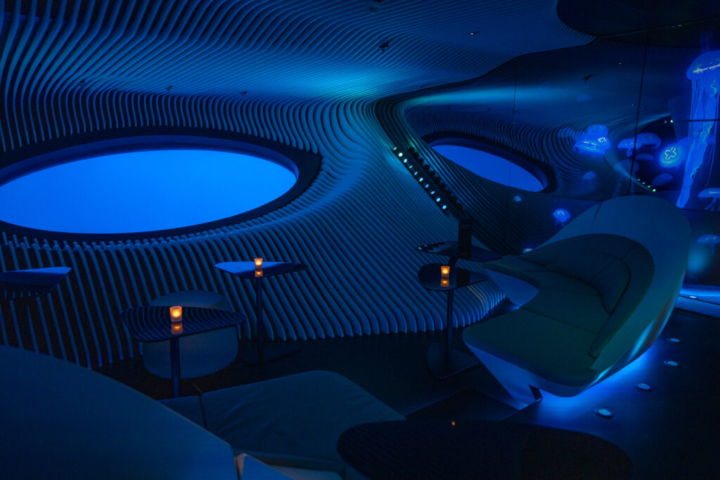 「エクスプローラー」シリーズの水中ラウンジ「ブルーアイ」