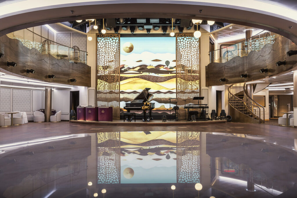 キュナード「クイーン・アン」のクイーンズ・ルーム