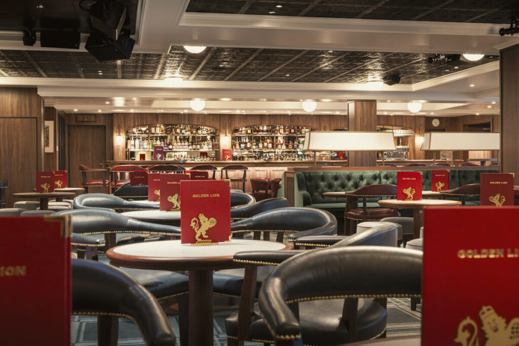 キュナード「クイーン・アン」のゴールデン・ライオン